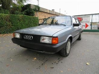 krockskadad bil vrachtwagen Audi 80  1985/4